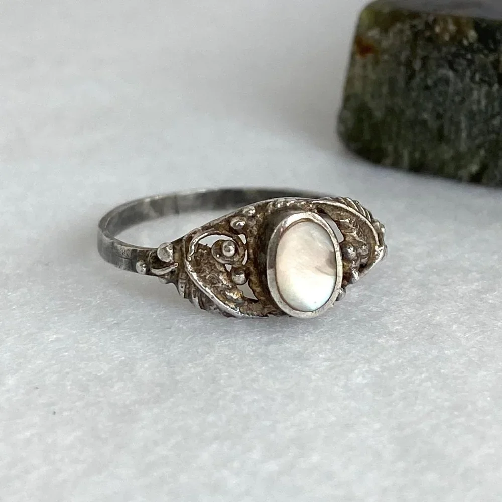 Sterling Silver 925 Southwest Style Oval Mother Of Pearl Feather Leaf Ring 6.5